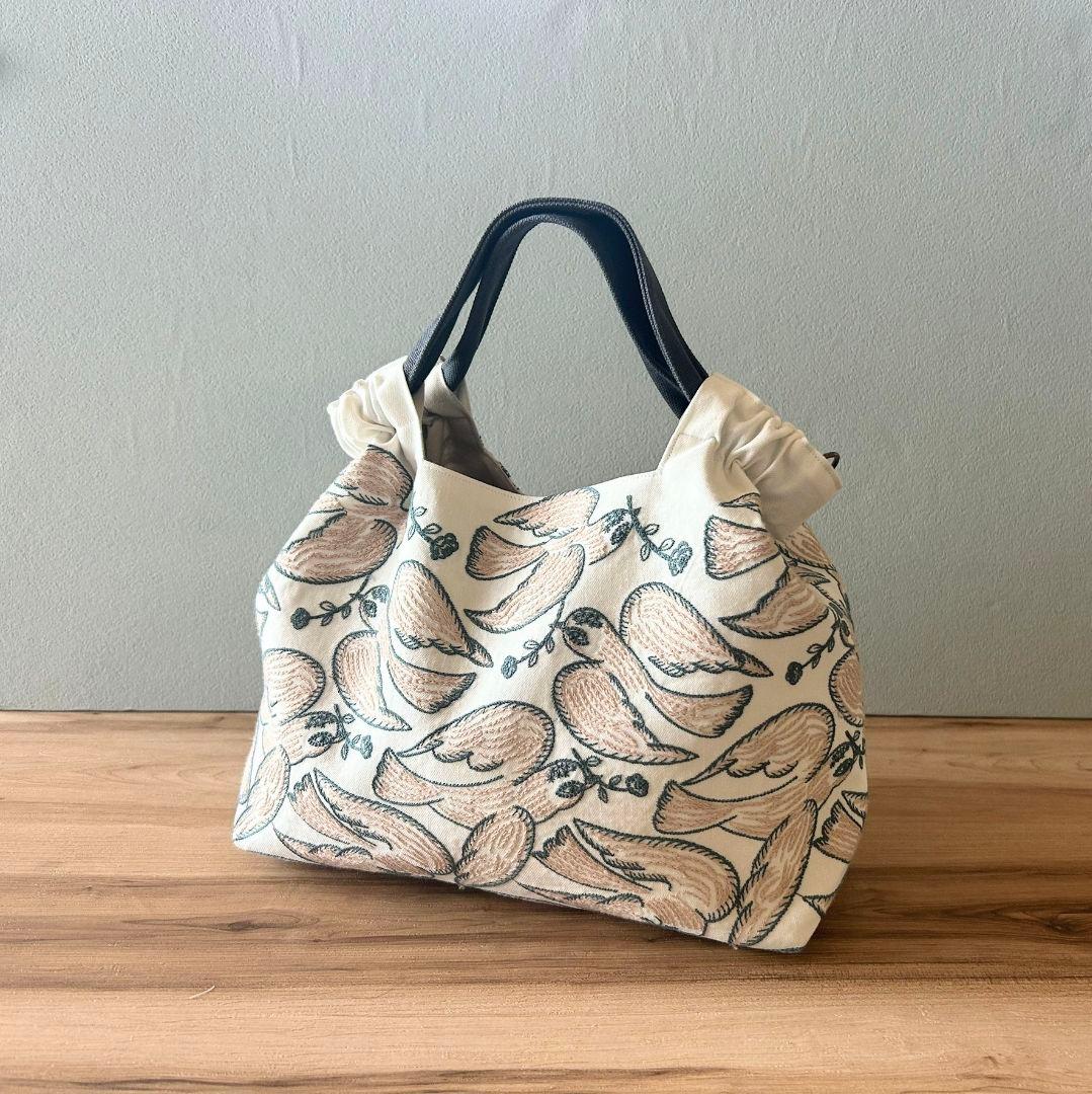 ミナペルホネンハンドメイドシャーリングバッグ（フォローウイングデイ、ホワイト）