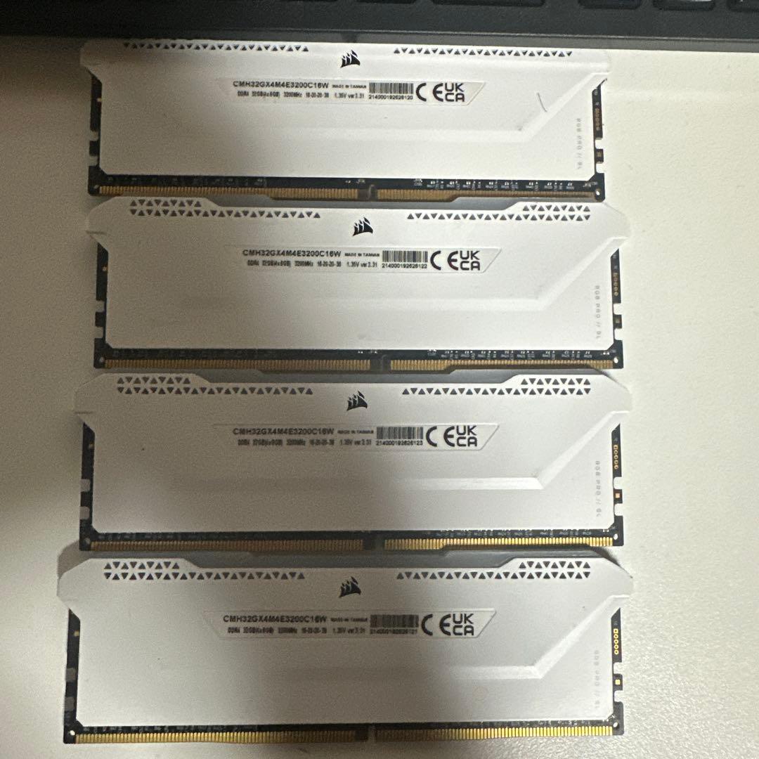 メモリー CORSAIR 32GB 8gb x4 DDR4 3200 RGB