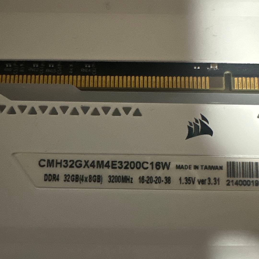 メモリー CORSAIR 32GB 8gb x4 DDR4 3200 RGB