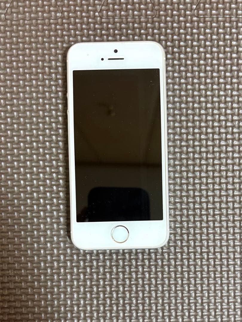 Apple iPhone SEシルバー 本体