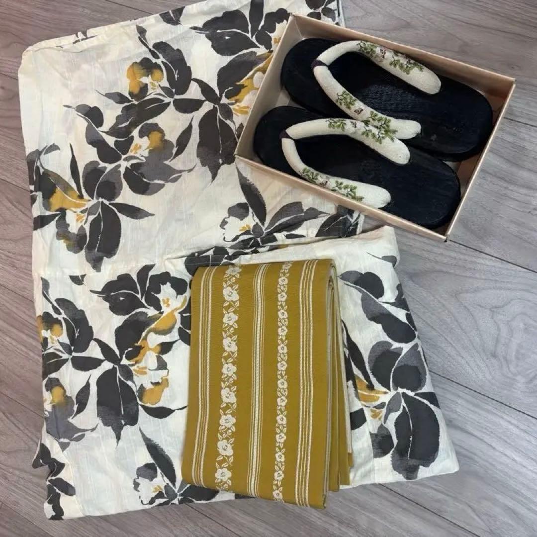 utatane 浴衣3点セット 浴衣、帯、下駄　黒墨とイエローのカトレア