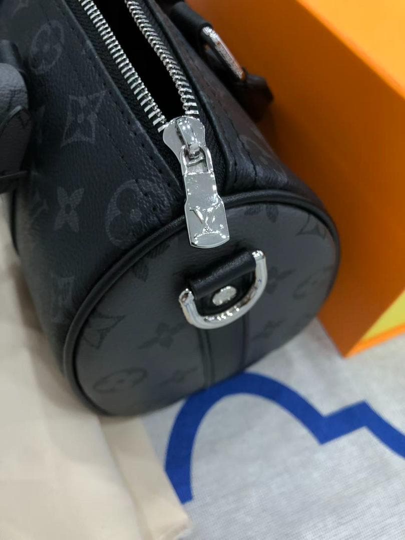 モンクレールブラックのフード付きダウンジャケット