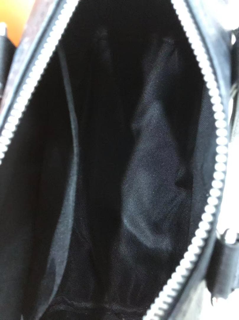 モンクレールブラックのフード付きダウンジャケット