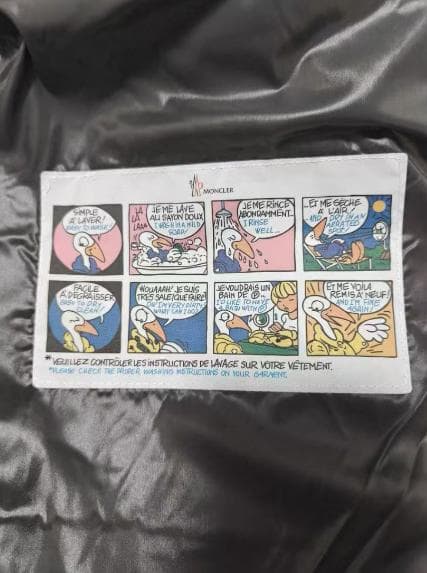 モンクレールブラックのフード付きダウンジャケット