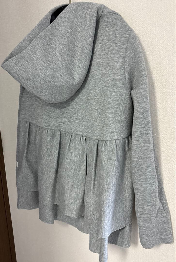 Yori バックフリルグレーパーカー