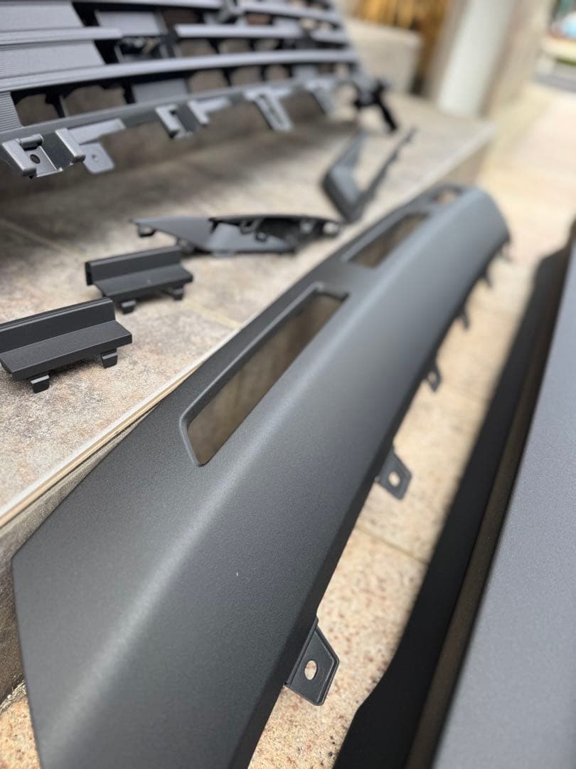 ②デリカd5 グリル　リア　ロアバンパー　ラプターライナー塗装