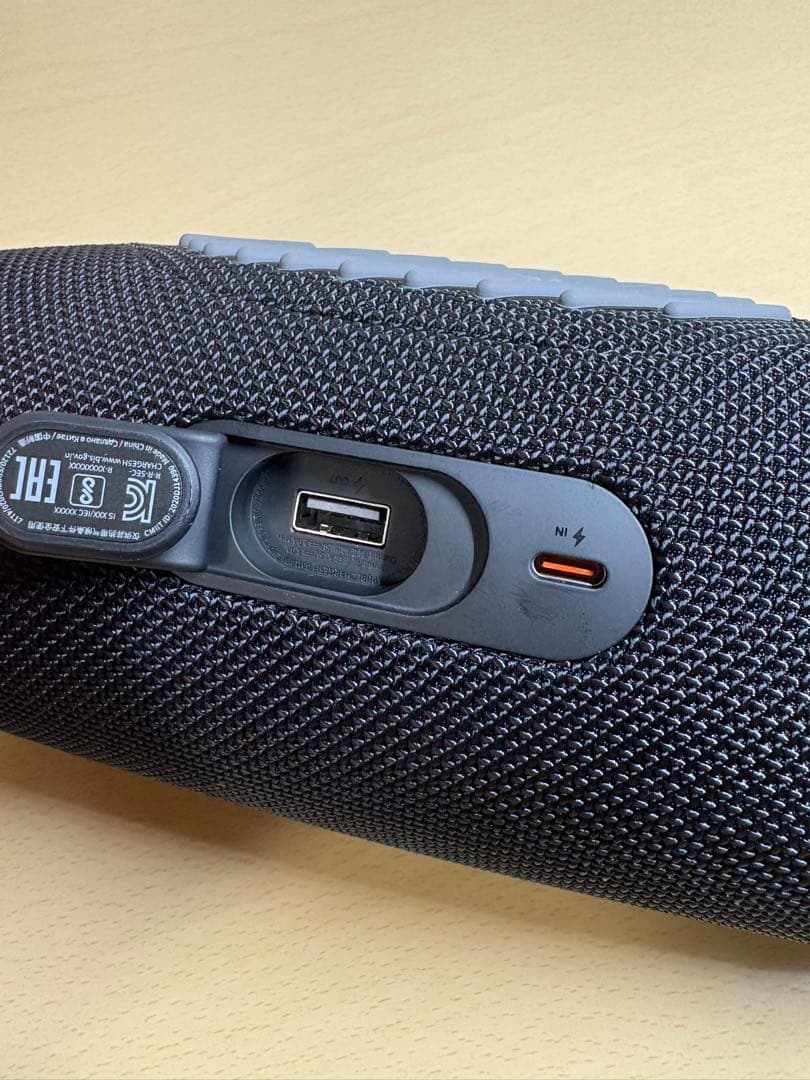 JBL ワイヤレススピーカー charge5 ブラック　防水機能付き