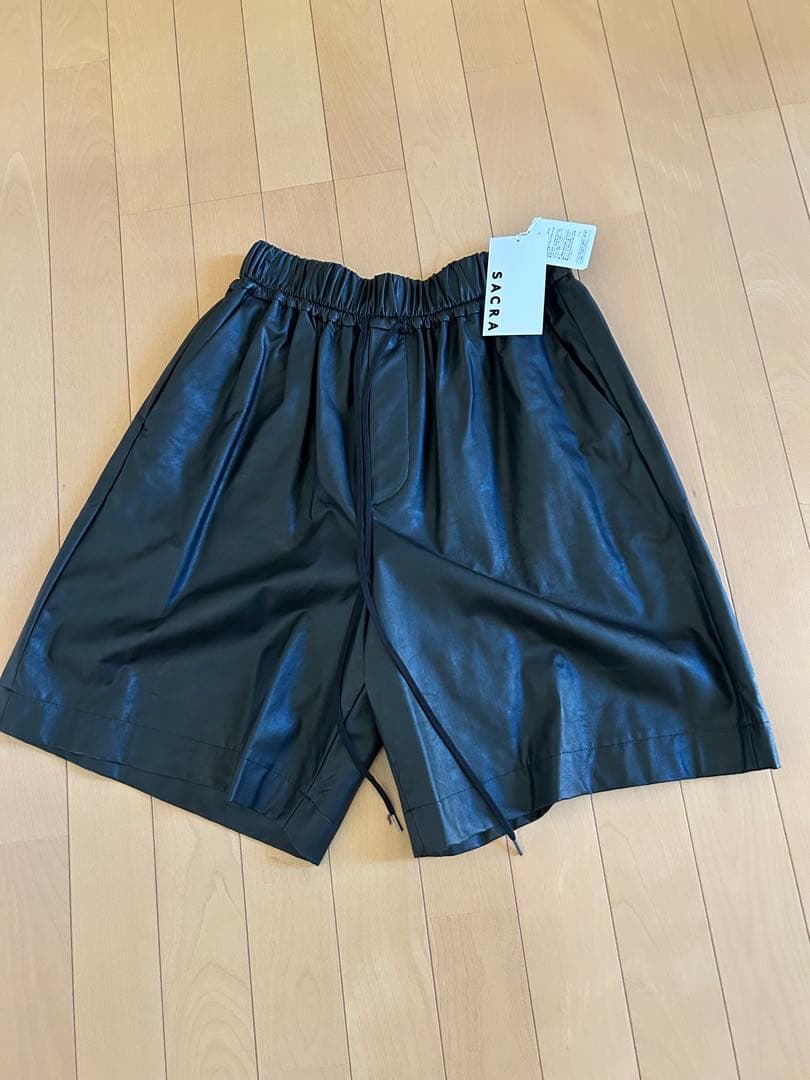 sacraブラック 合成皮革 ハーフパンツ