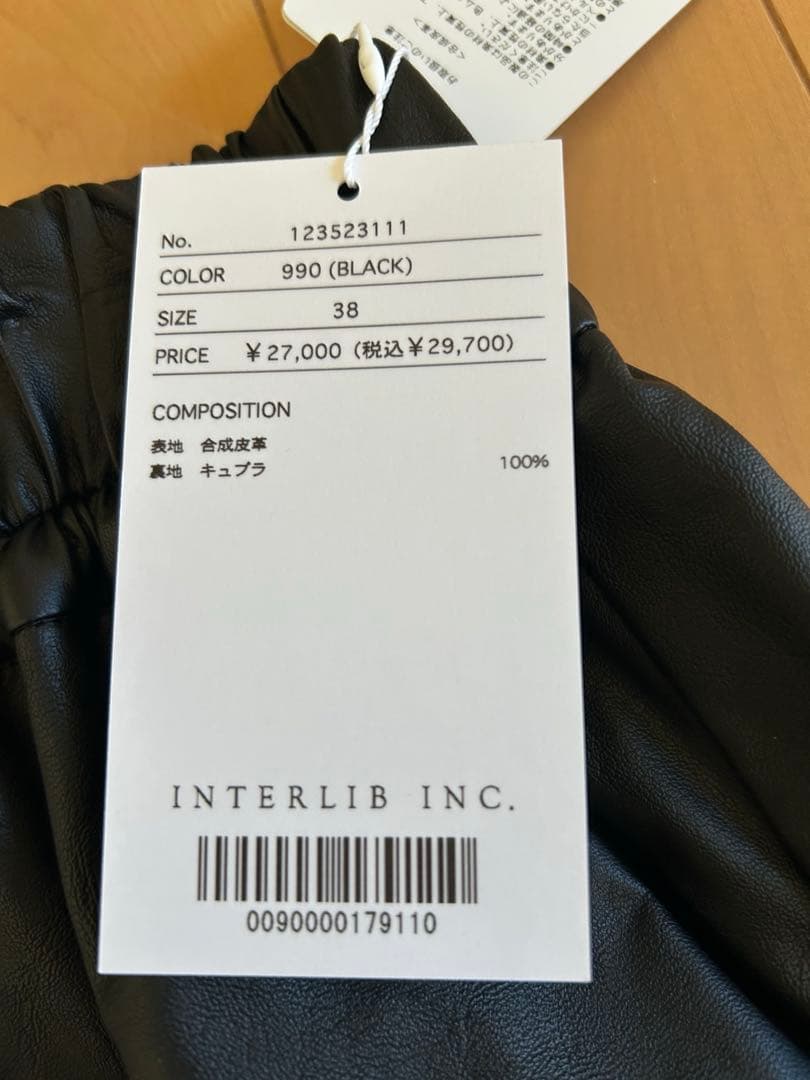 sacraブラック 合成皮革 ハーフパンツ