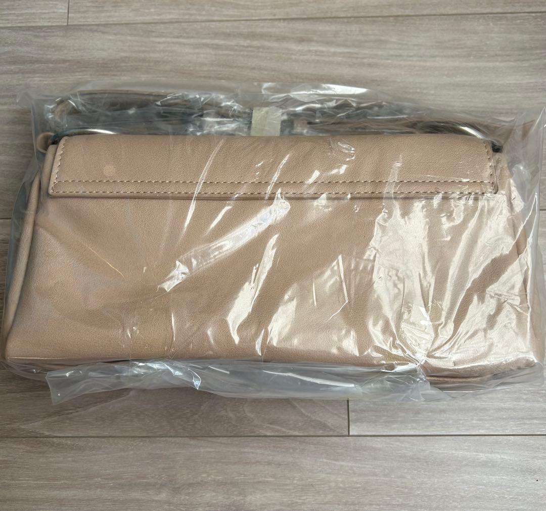 新品！ビアズリー風　 レザーボディバッグ　ベージュ