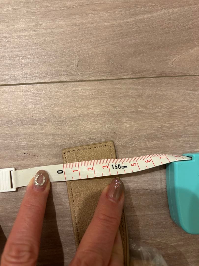 新品！ビアズリー風　 レザーボディバッグ　ベージュ