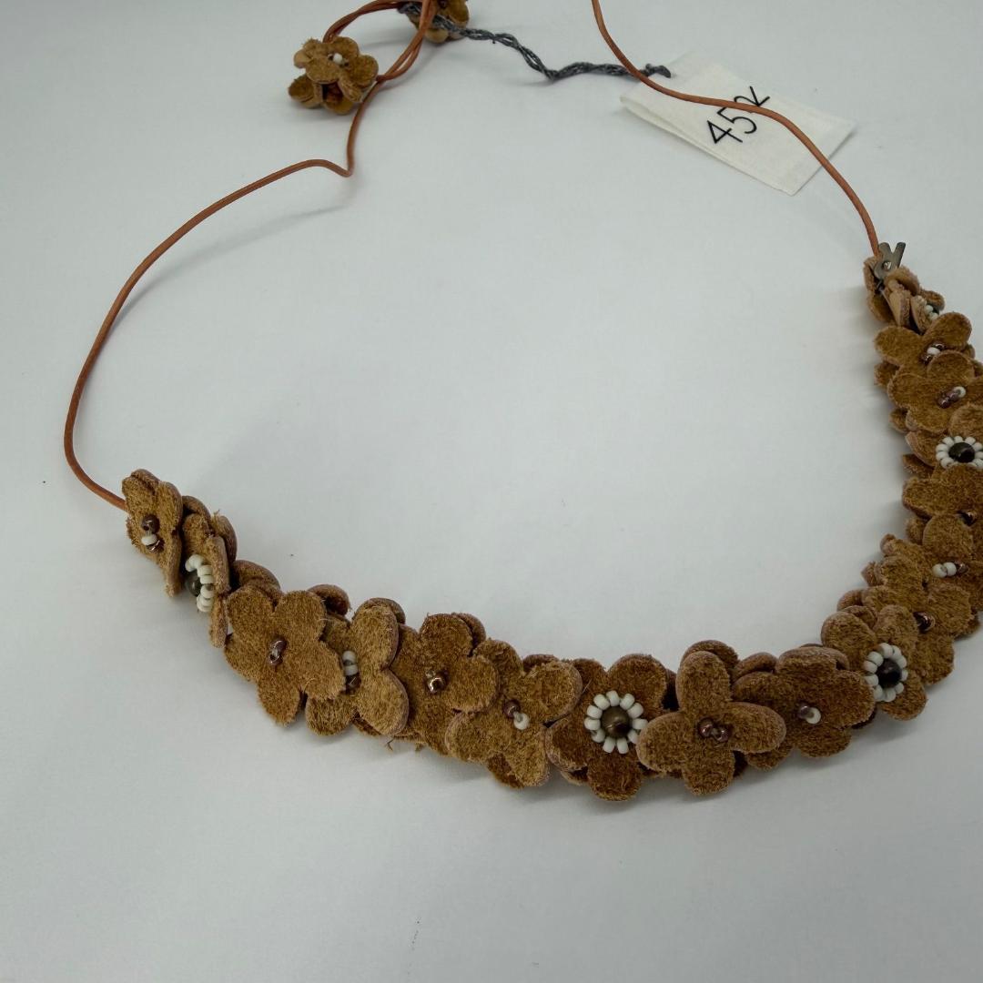 15629✨タグ付き✨45R レザーの小花ネックレス/馬革/ビーズ