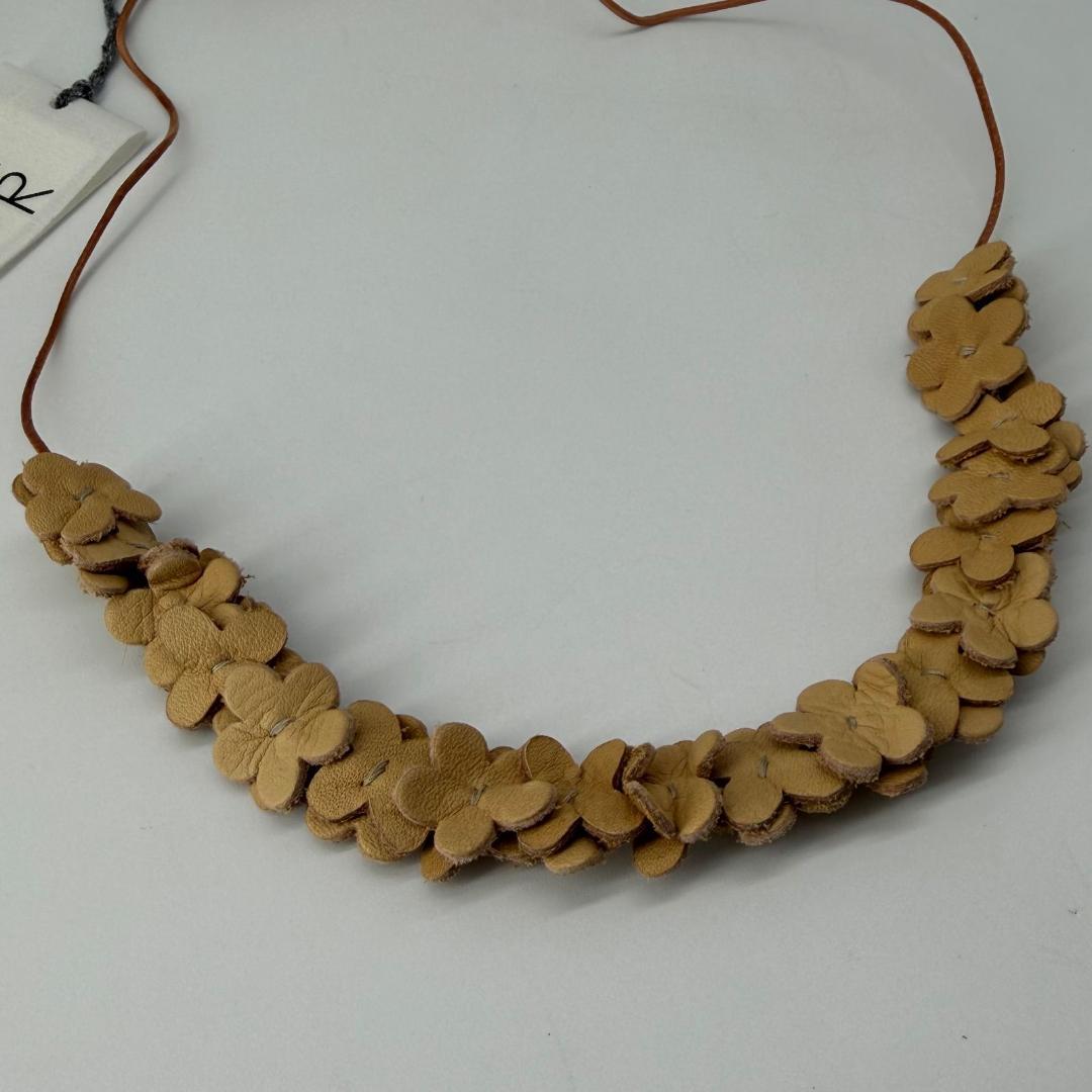 15629✨タグ付き✨45R レザーの小花ネックレス/馬革/ビーズ