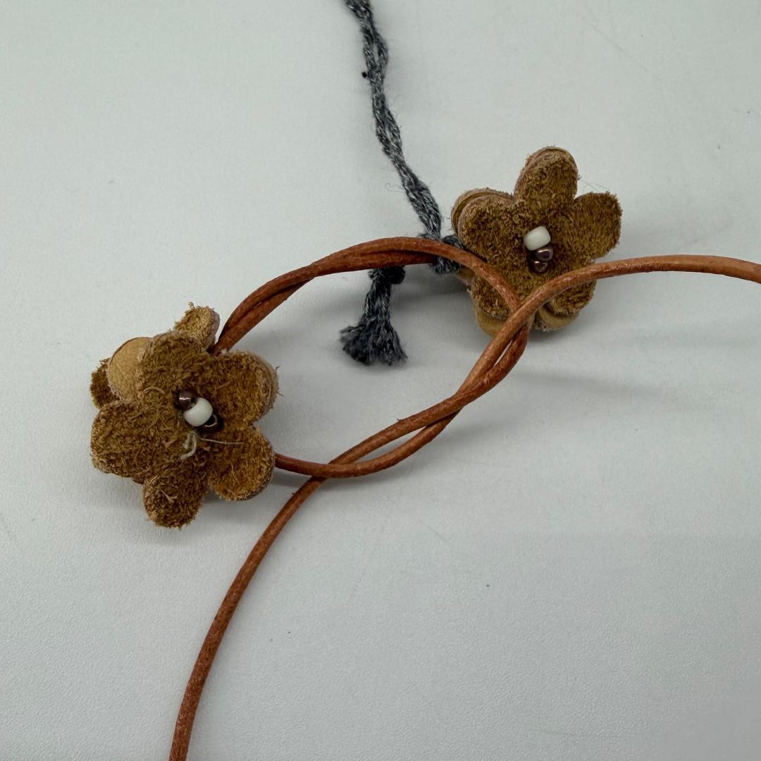 15629✨タグ付き✨45R レザーの小花ネックレス/馬革/ビーズ