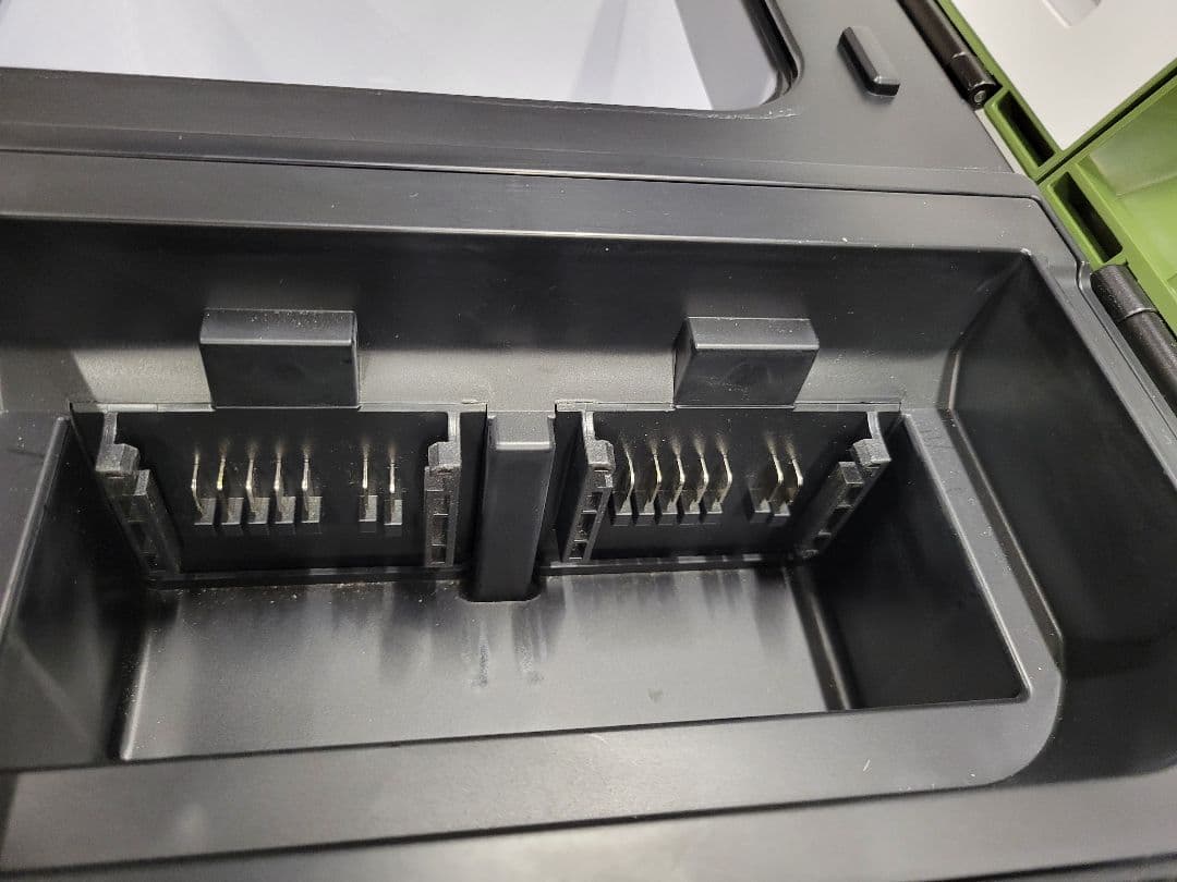 HIKOKI 冷温庫 デジタル表示 グリーン　電池２個付きです