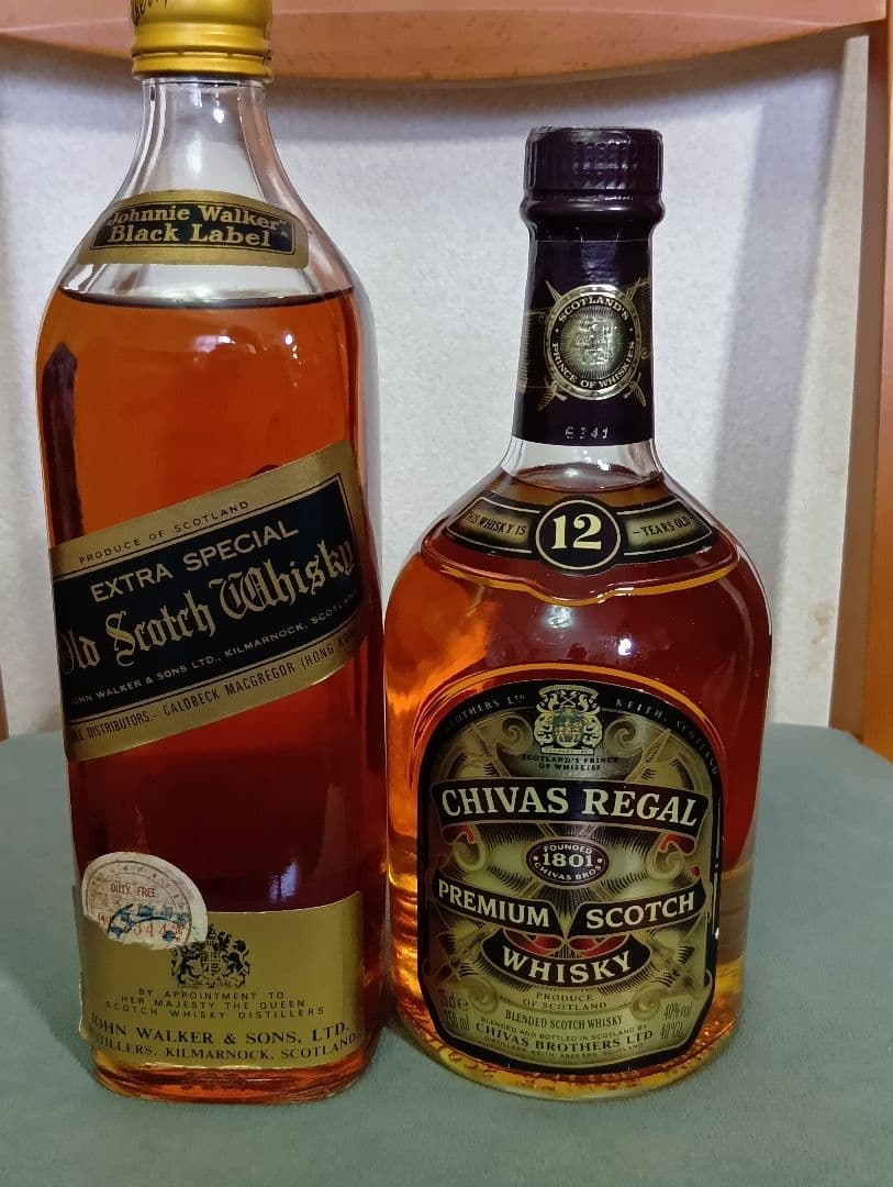 Johnnie Walker 黒·金キャップと Chivas Regal