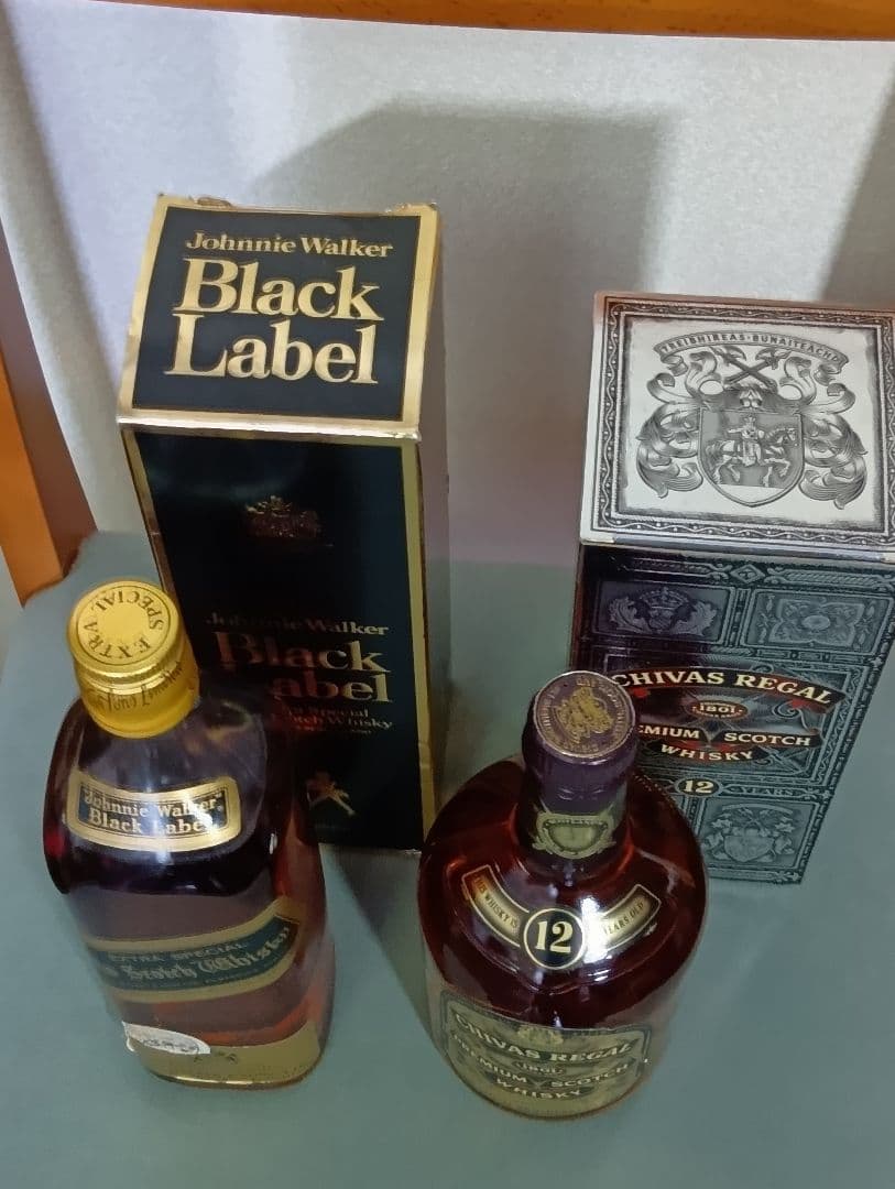 Johnnie Walker 黒·金キャップと Chivas Regal