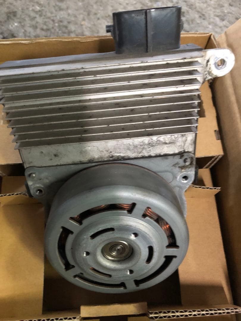 200系 ハイエース ラジエータファンモーター 中古