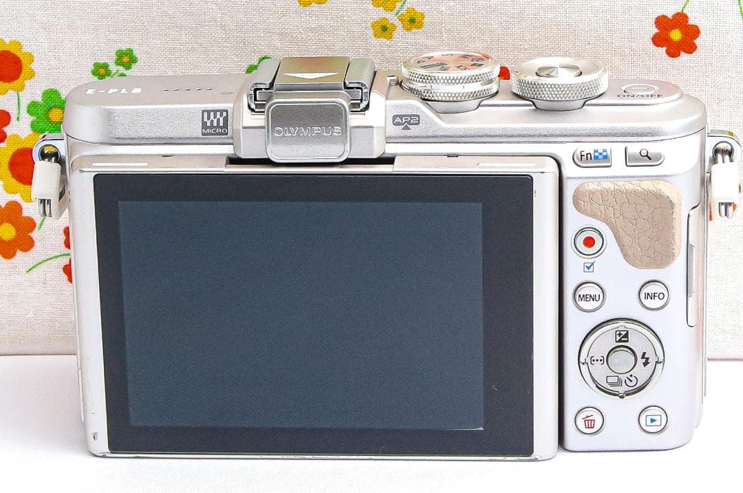 オリンパス E-PL8 ☆Wi-Fi＆自撮り可☆ミラーレス一眼☆ホワイトカラー