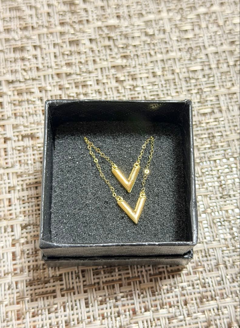 は*♡様 K18ゴールド V字型ペンダントネックレス 箱付き