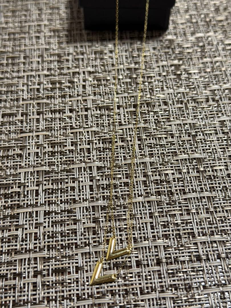 は*♡様 K18ゴールド V字型ペンダントネックレス 箱付き