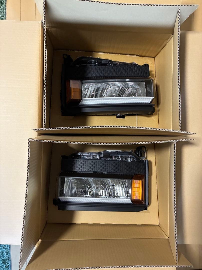 ランドクルーザー250 VX 未使用品 ヘッドライト 2個セット 四角目