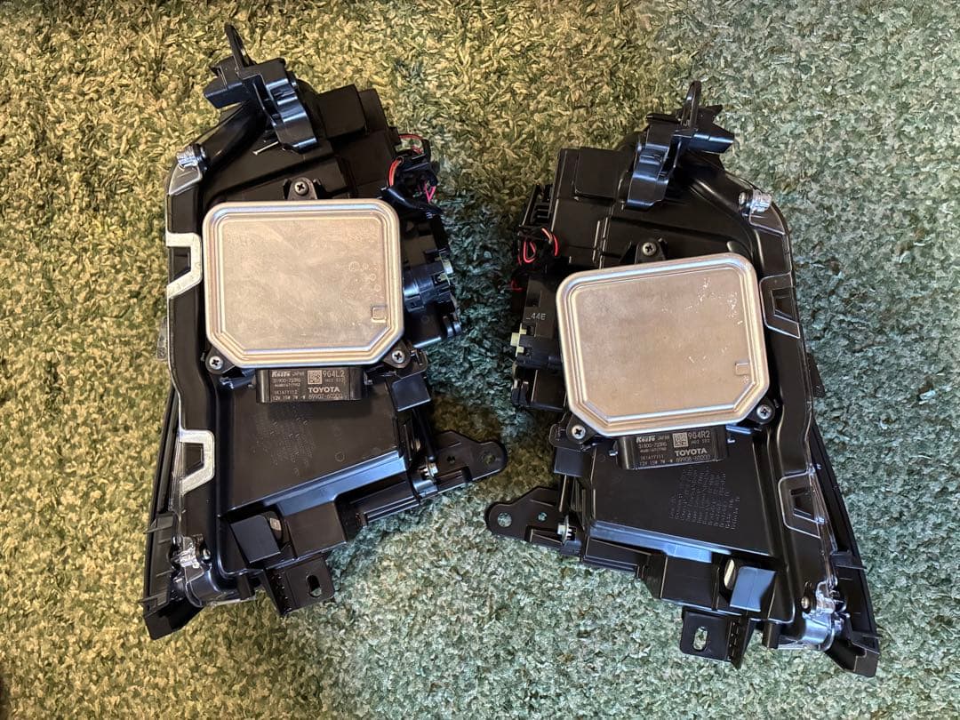 ランドクルーザー250 VX 未使用品 ヘッドライト 2個セット 四角目