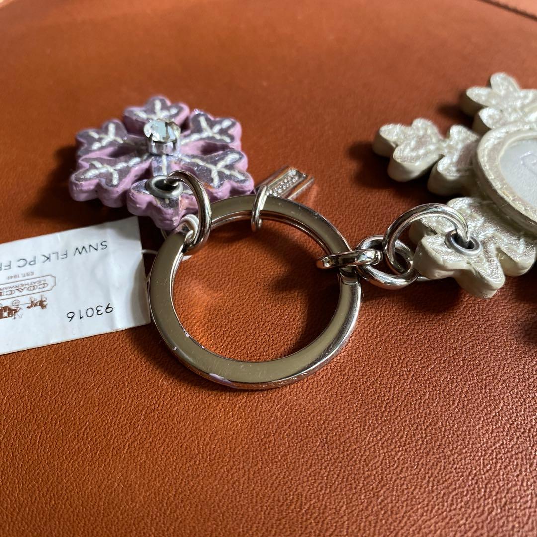 COACH 雪の結晶型写真入れキーホルダー　シルバー・パープル