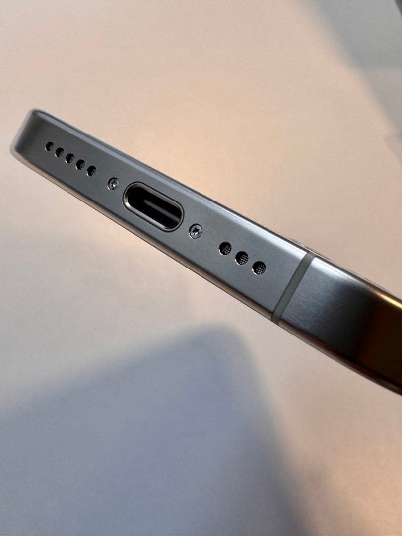 【充電2回】Apple iphone15Pro 256GB ホワイトチタニウム