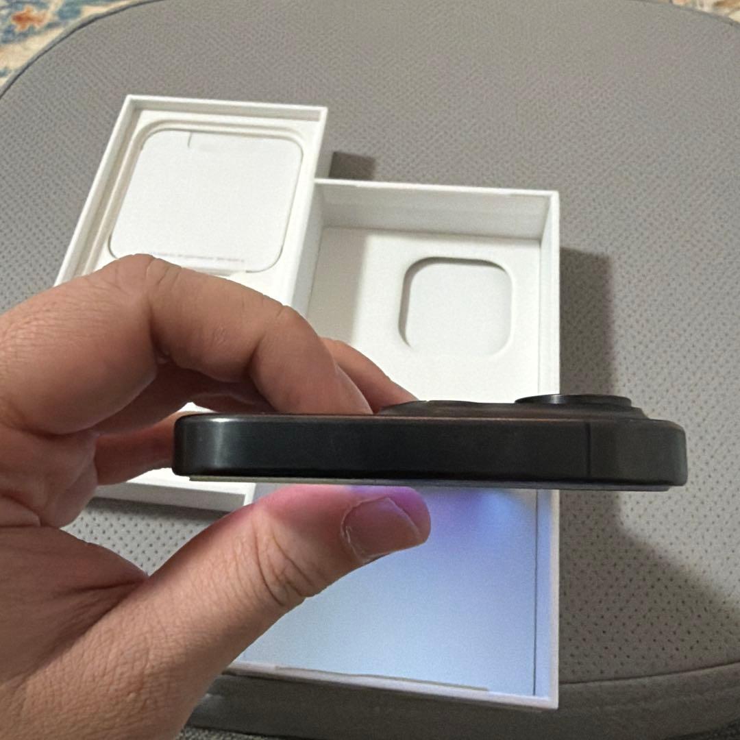 【美品】iPhone 15 Pro 256GBブラックチタニウム SIMフリー