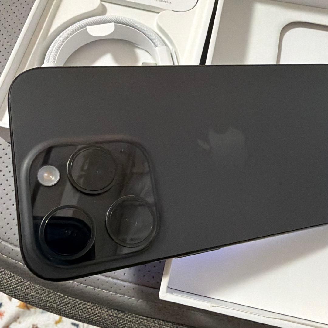 【美品】iPhone 15 Pro 256GBブラックチタニウム SIMフリー