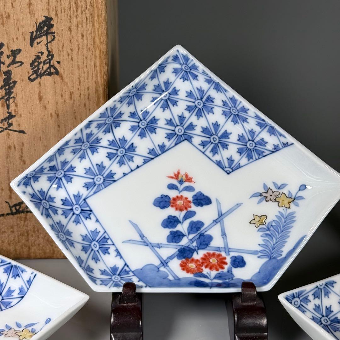 重要無形文化財指定　十三代　柿右衛門　「染錦　地紋垣菊画のし形皿」　五枚揃